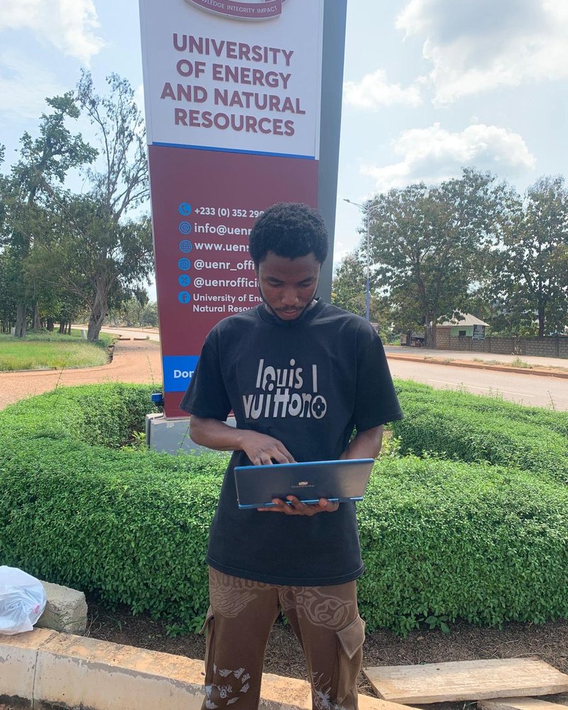uearn-guy-with-laptop